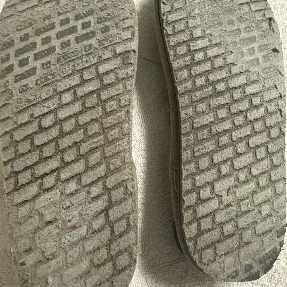 Children’s Place slip on canvas‎ shoes. Khaki size 4 Unisex
